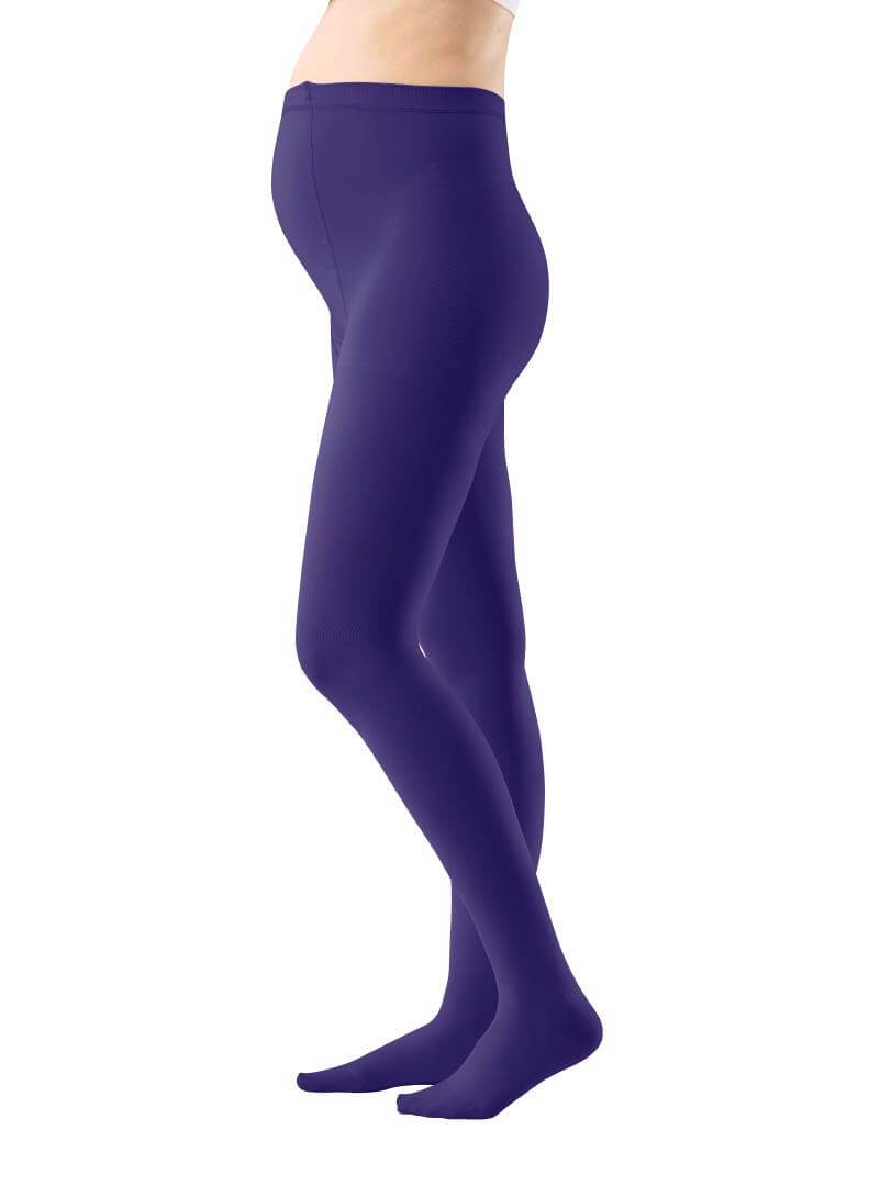 VenoTrain Micro in Wild Berry Eine schwangere Frau trägt eine VenoTrain Micro Kompressionsstrumpfhose von Bauerfeind in der Farbe in Wild Berry. Sie wirkt somit schweren Beinen in der Schwangerschaft entgegen.